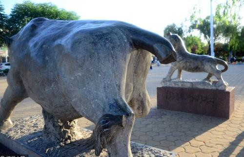 损坏的城市家具雕塑 损坏的城市家具雕塑