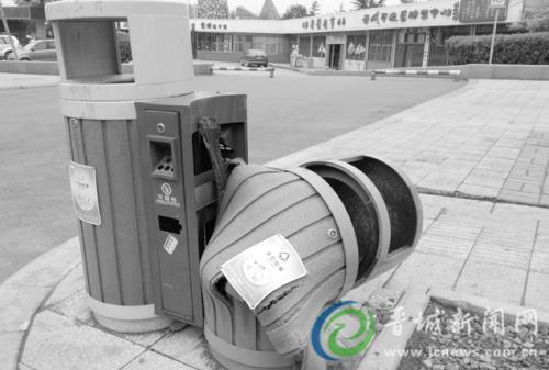 损坏的城市家具垃圾桶 损坏的城市家具垃圾桶