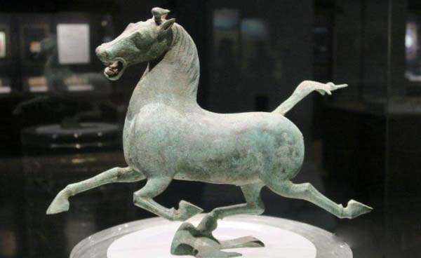 东汉甘肃雷台出土的马踏飞燕