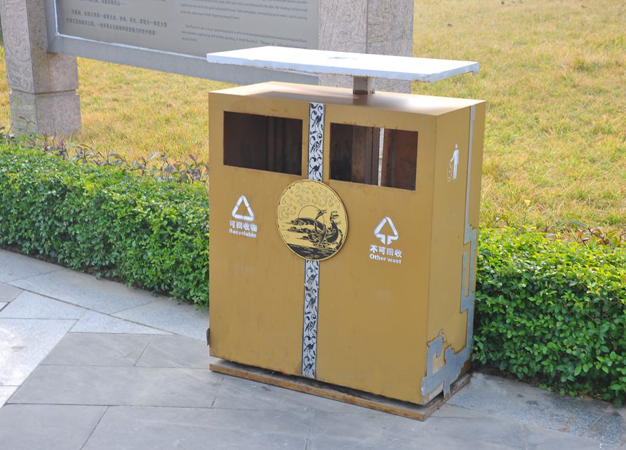 景区古典特色钢木垃圾桶1