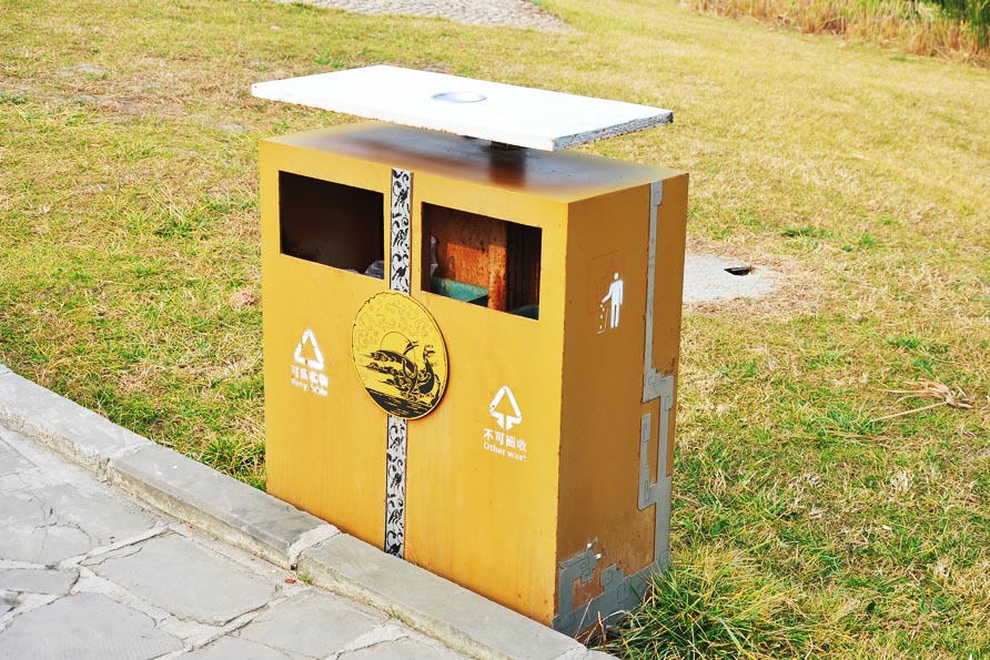 景区古典特色钢木垃圾桶3