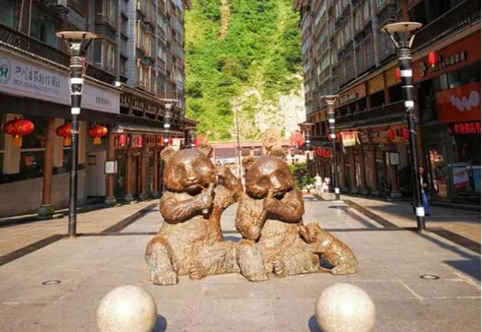 邓池沟熊猫雕塑