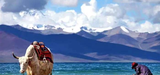 湛蓝天空下的璀璨民族文化